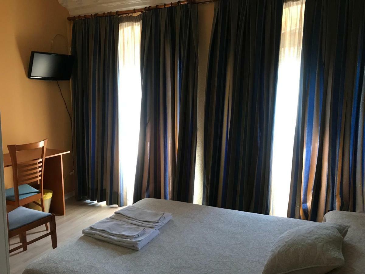 Hostal Trevinca Madrid Kültér fotó